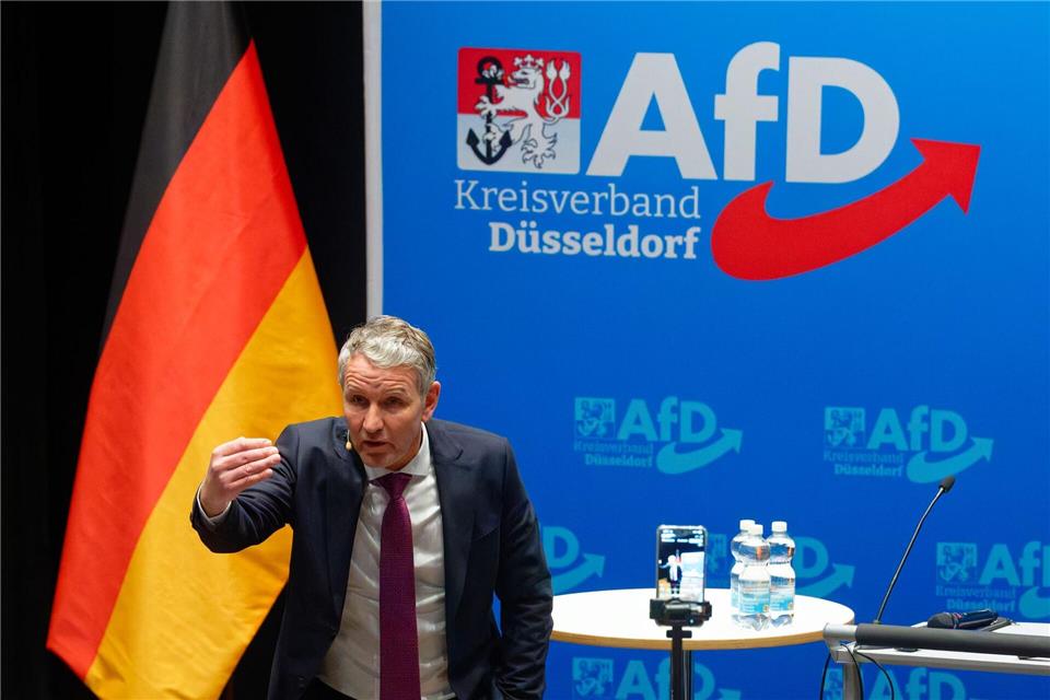 Der Thüringer AfD-Politiker Björn Höcke nimmt im Düsseldorfer Stadtteil Garath viele Zuhörer für sich ein - und provoziert vor den Türen der Veranstaltungshalle ebenso viel Protest. Henning Kaiser/dpa