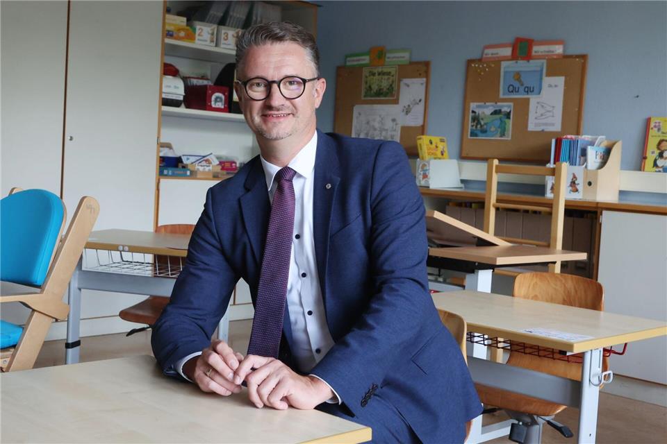 Der Thüringer Bildungsminister Christian Tischner (CDU) kann sich den Einsatz von KI als Lernmedium an Schulen gut vorstellen, sieht aber auch Gefahren. (Archivbild)Bodo Schackow/dpa