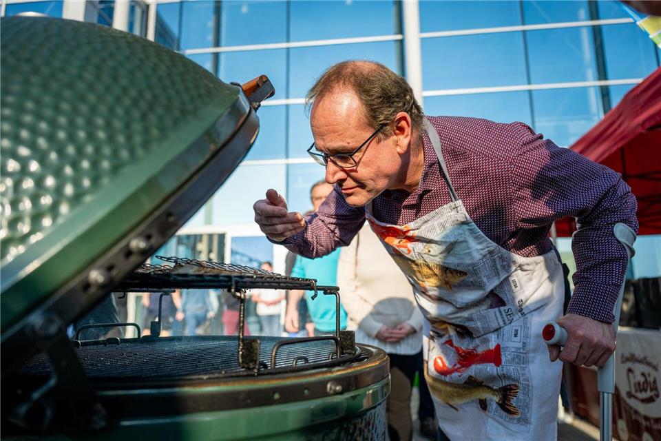 Der Thüringer Umweltminister Tilo Kummer (BSW) am Grill.Jacob Schröter/dpa