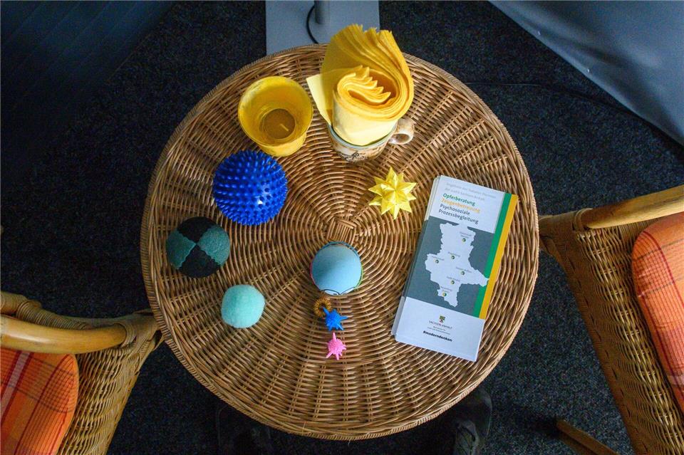 Der Tisch einer Sitzecke im Zeugenberatungsraum vom temporären Gerichtsgebäude des Landgerichts Magdeburg.Klaus-Dietmar Gabbert/dpa