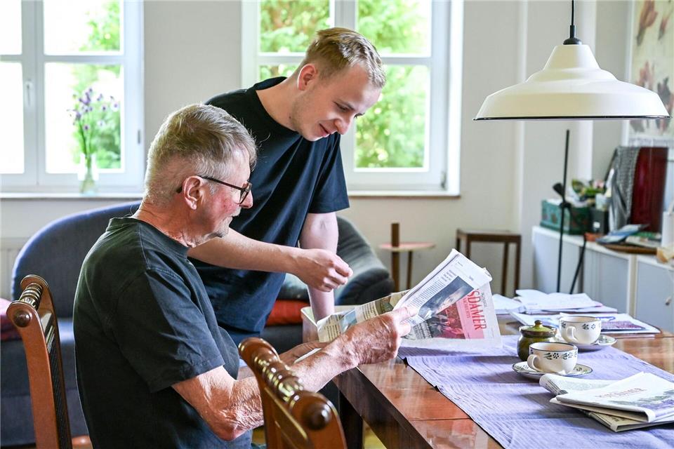 Der Tisch ist der zentrale Treffpunkt in der ungewöhnlichen WG. Jens Kalaene/dpa