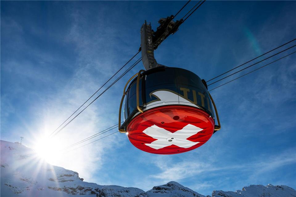 Der Titlis liegt in der Schweiz: Wer das vergisst, wird spätestens beim Blick auf die Rotair-Gondel daran erinnert.Roger Grütter/Titlis Bergbahnen/dpa-tmn