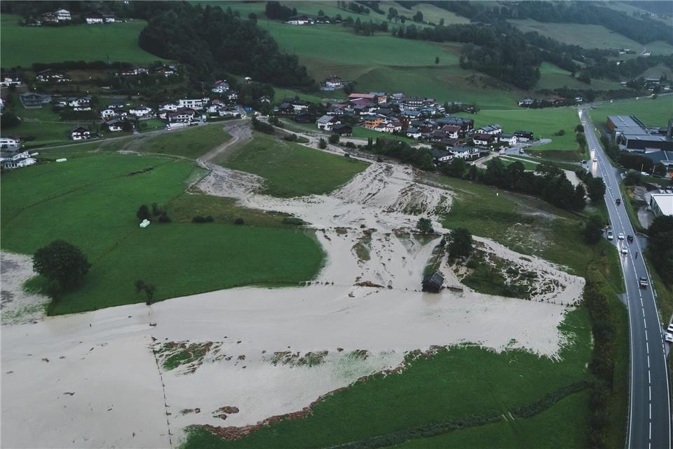 Der Tobersbach in Uttendorf trat über die Ufer. Expa/ Jfk/APA/dpa