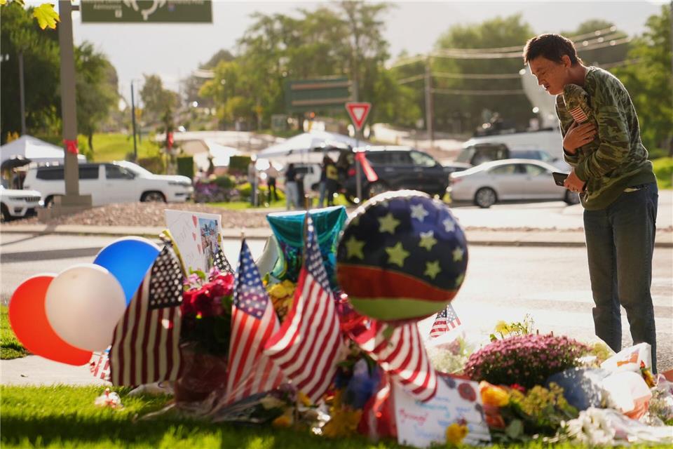 Der Tod Kirks wühlt die ohnehin tief gespaltene US-Gesellschaft auf. (Archivbild)Lindsey Wasson/AP/dpa