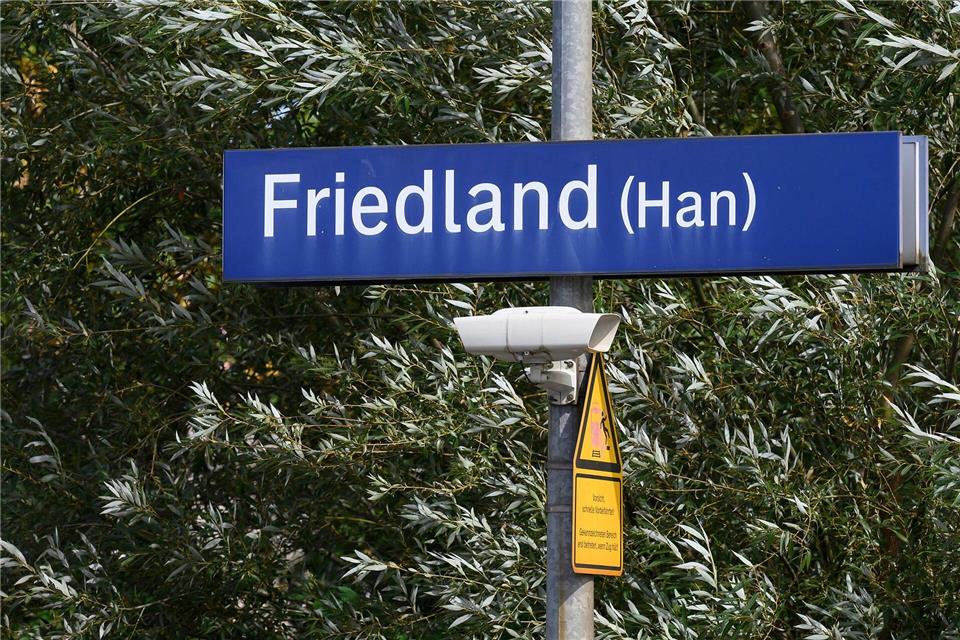 Der Tod der jungen Frau am Bahnhof Friedland löste Betroffenheit und Entsetzen aus. (Symbolbild)Swen Pförtner/dpa