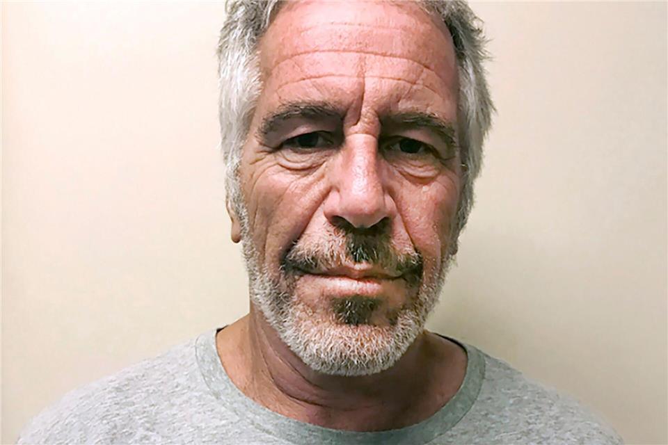 Demokraten zeigen angebliches Trump-Schreiben an Epstein Der Tod des Sexualstraftäters Epstein sorgt bis heute für wilde Spekulationen. (Archivbild)---/AP/dpa