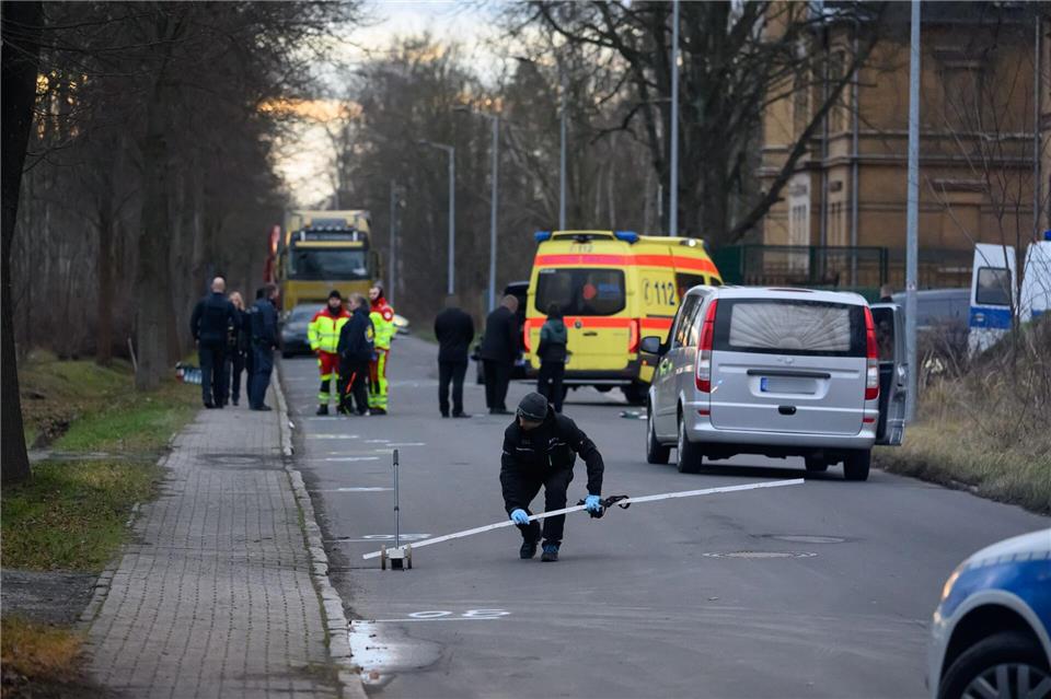 Der Tod eines sächsischen Polizisten bei einem Einsatz in Südbrandenburg hat große Anteilnahme ausgelöst. Der Beamte wurde bei der Fahndung nach Autodieben überfahren. Robert Michael/dpa