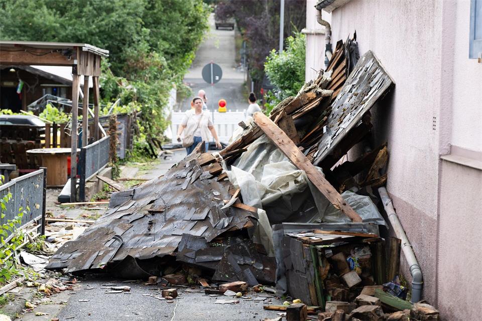Der Tornado deckte Dächer ab und ließ sie zu Boden stürzen.Boris Roessler/dpa
