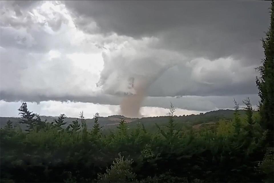 Der Tornado verwüstete Teile des Ortes.Cyrille Kaldor/UGC via AFP/dpa