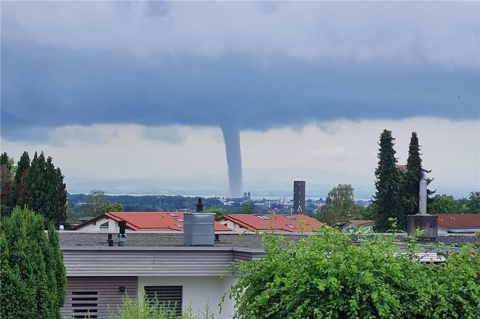 Der Tornado zog dann in Richtung Lindau ab. Niklas Büchele/dpa
