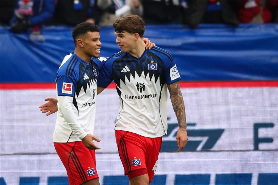 Der Torschütze und sein Abwehrchef: Ransford Königsdörffer (l) jubelt mit Luka Vuskovic nach dem 1:1 gegen Union Berlin Christian Charisius/dpa