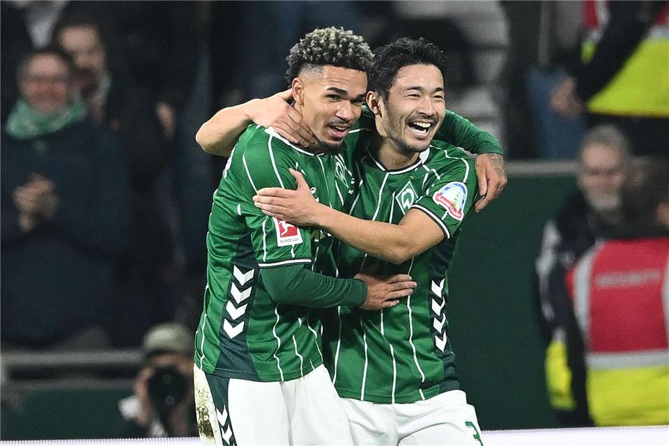 Der Torschütze und sein Vorlagengeber: Justin Njinmah (l) und Yukinari Sugawara vom SV Werder Bremen.--/dpa