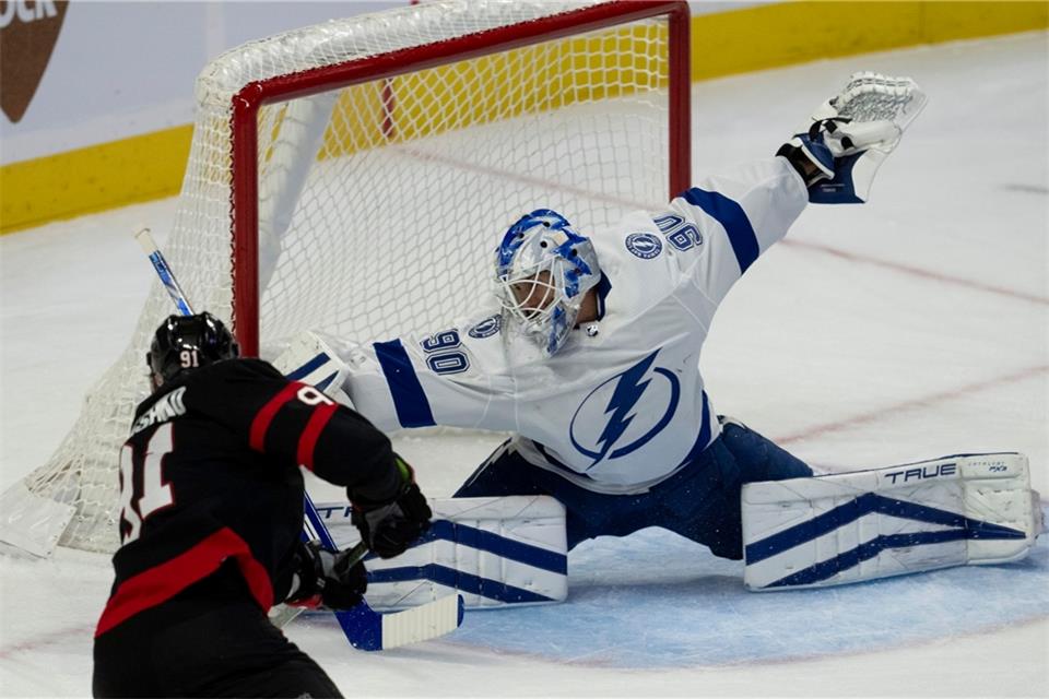 Der Torwart der Tampa Bay Lightning, Matt Tomkins, versucht, einen Schuss des rechten Flügels der Ottawa Senators, Vladimir Tarasenko, zu blocken.