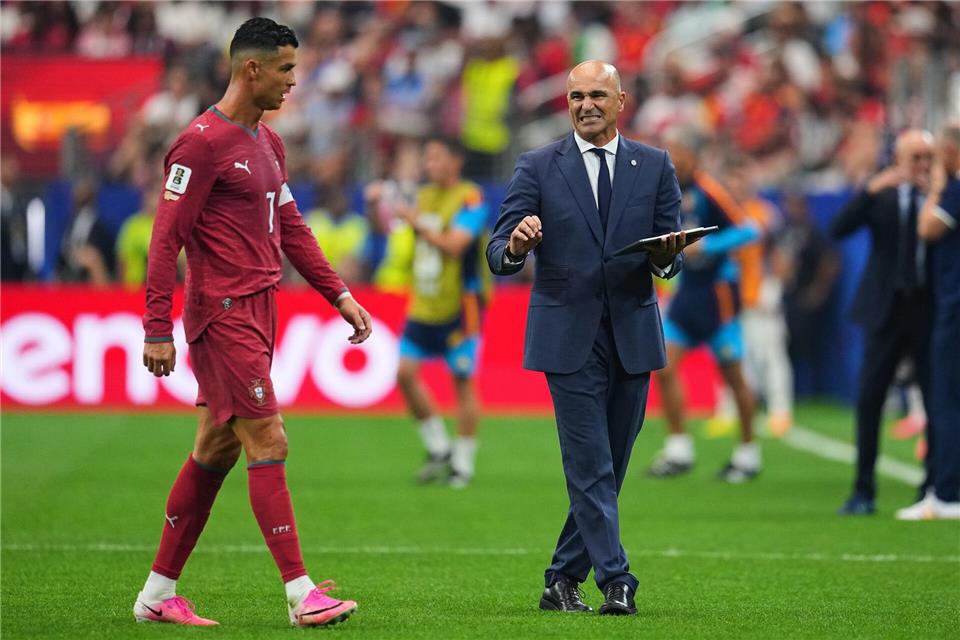 Der Trainer und das Idol: Portugals Roberto Martinez (r) mit Cristiano Ronaldo.Julio Cortez/AP/dpa