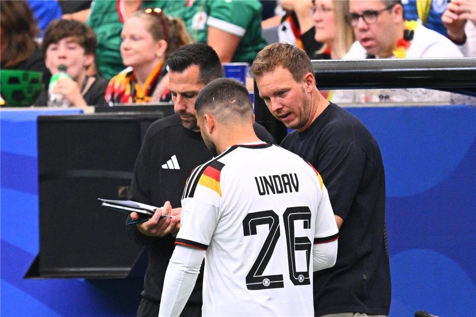 Der Trainer und sein Edeljoker: Letzte Anweisungen von Julian Nagelsmann an Deniz Undav beim ersten WM-Spiel. (Archivbild)Tom Weller/dpa