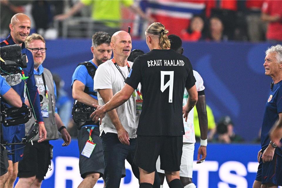 Der Trainer und sein Superstar: Solbakken mit Erling Haaland. (Archivbild)Tom Weller/dpa