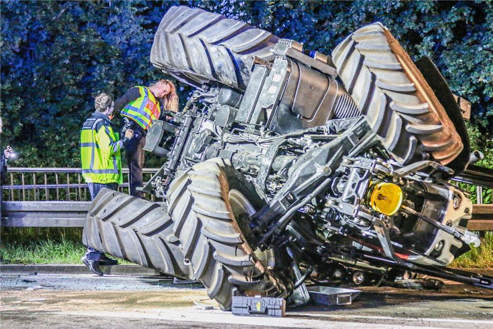 Der Traktorfahrer erlag noch am Unfallort seinen schweren Verletzungen.Christian Klemm/onw-images/dpa