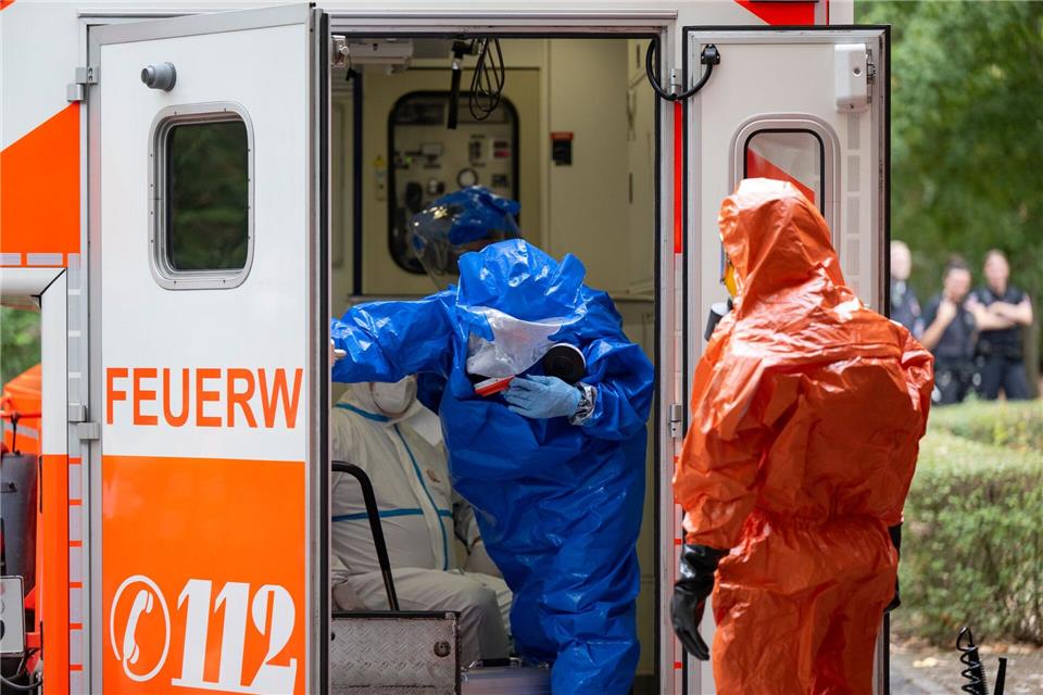 Der Transport von hochansteckenden Patienten in die Uniklinik wird immer wieder geübt, so wie hier im Jahr 2022.Boris Roessler/dpa