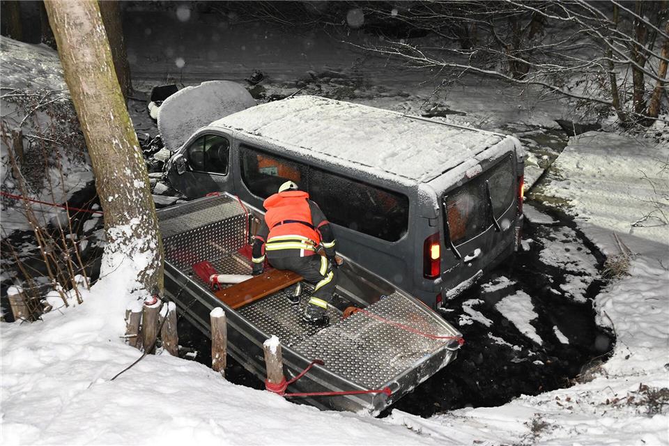 Der Transporter kam in einer Kurve von der Fahrbahn ab. Dietmar Thomas/EHL Media/dpa