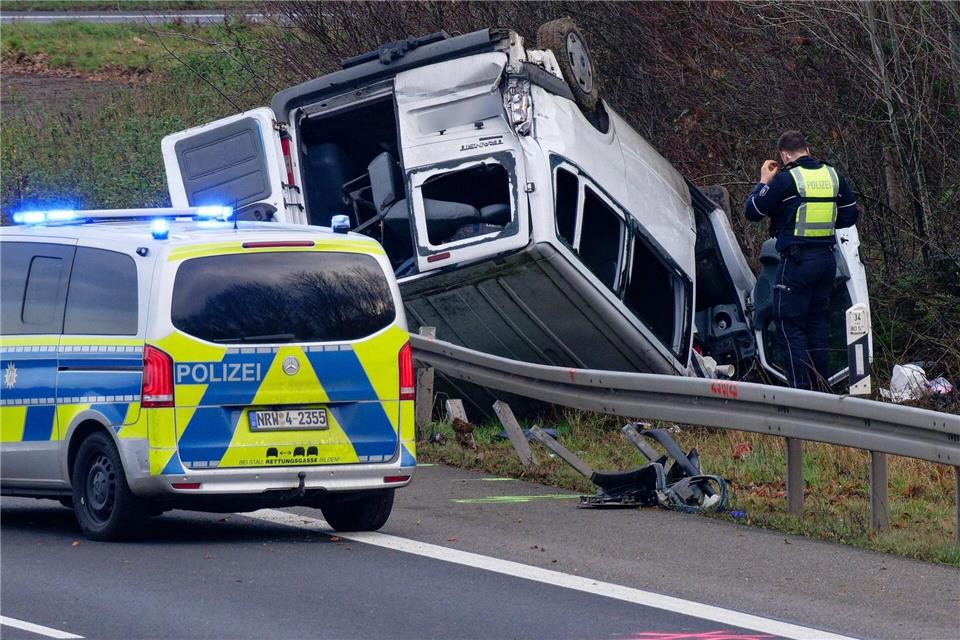 Der Transporter überschlug sich bei dem Unfall.Henning Kaiser/dpa