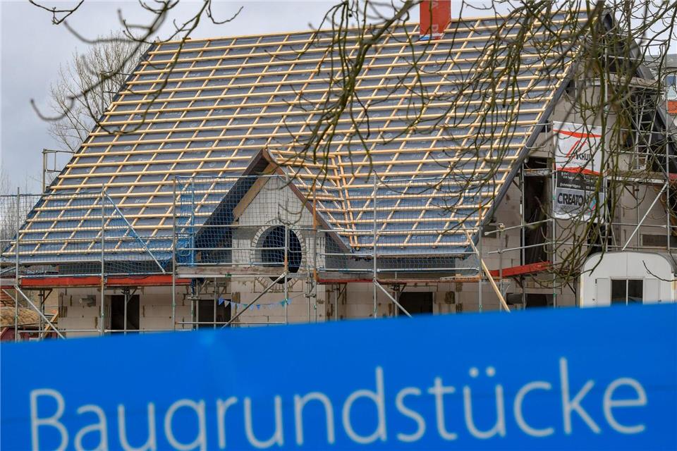 Der Traum vom Eigenheim - gerade im teuren Bayern bleibt er für viele Menschen unerschwinglich. Das wollen die Grünen nun ändern. (Illustration)Patrick Pleul/dpa-Zentralbild/dpa