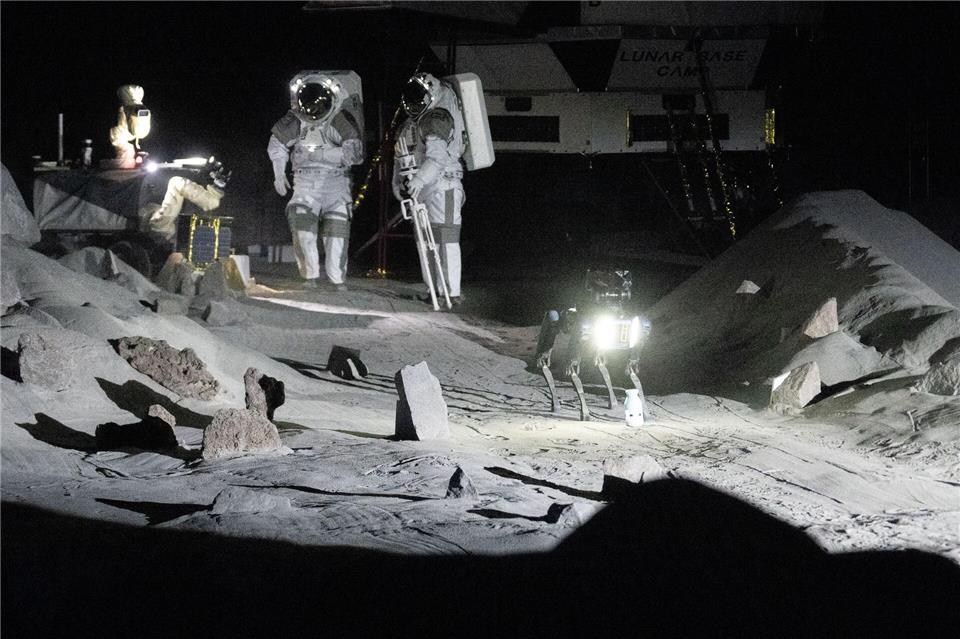 Der Traum von einer Kolonie im Kosmos beflügelt die Fantasie vieler Forscher. (Archivbild)Benjamin Westhoff/dpa