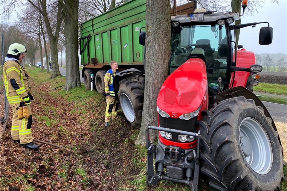 Der Trecker ist gegen einen Baum geprallt.
