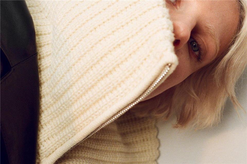 Polka Dots bis Balletcore: Diese 12 Mikrotrends erwarten uns Der Trend geht zu auffälligen und vielseitigen Kragen, wie zu sehen bei dem Rippstrick Cardigan von Arket (ca. 99 Euro).Arket/dpa-tmn