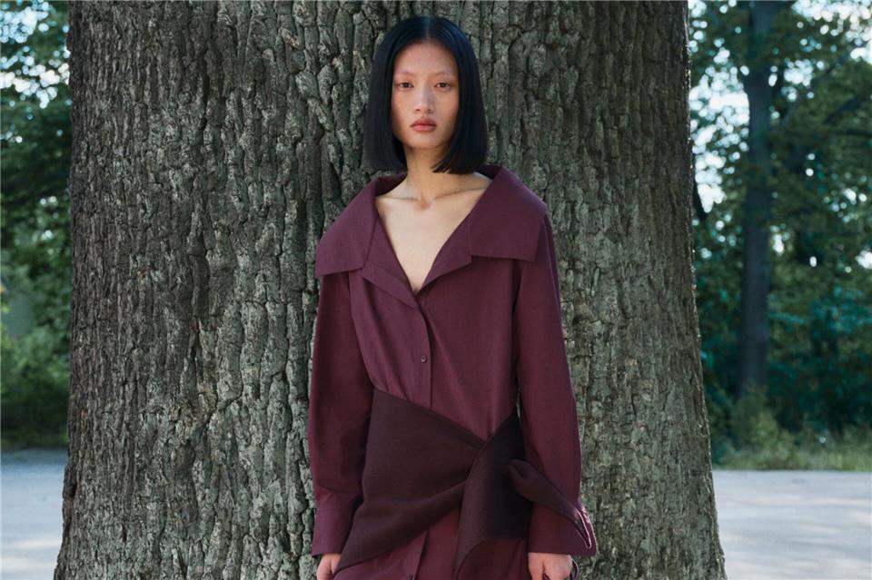 Farben, Muster, Stoffe: Das ist in der Wintersaison zu sehen Der Trendton „Italian Plum“ wie bei dem Kleid von Arket zu sehen, ist ein dunkler, fast mystischer Farbton, der an die Schatten in einem dichten Wald oder die Dämmerung eines Spätsommerabends erinnert. Er ist reich und vollmundig, wie der Geschmack einer reifen Pflaume (Kleid mit weitem Kragen ca. 119 Euro, Dreieckstuch ca. 69 Euro, Tasche ca. 79 Euro, Pumps ca. 229 Euro).Arket/dpa-tmn