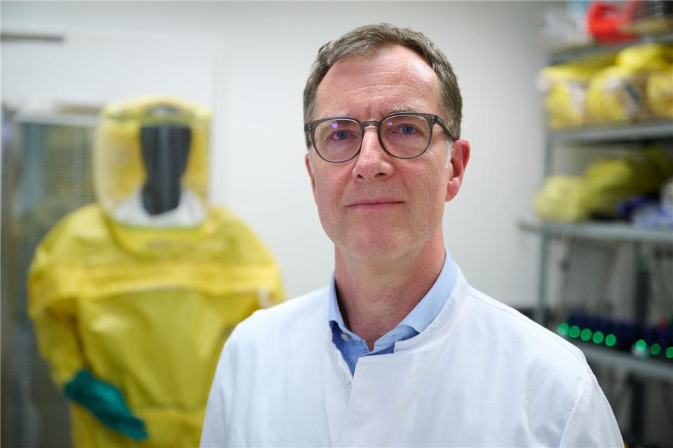 Der Tropenmediziner Torsten Feldt ist in Düsseldorf für die Sonderisolierstation zuständig. (Archivbild)Bernd Thissen/dpa