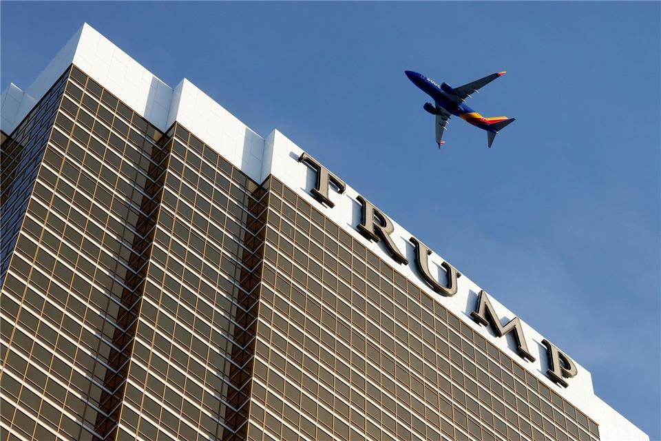 Der „Trump“-Schriftzug prangt an einem Hotel in Las Vegas - an der australischen Gold Coast könnte ein ähnliches Projekt entstehen. (Symbolbild)Bizuayehu Tesfaye/Las Vegas Review-Journal/AP/dpa