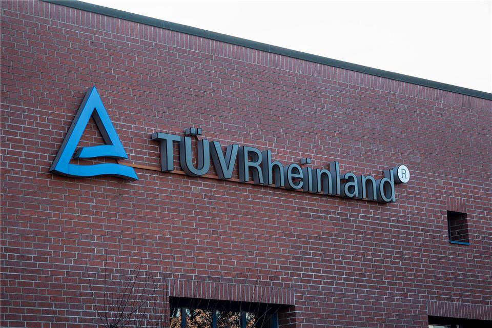 Der Tüv hat mehrere Geschäftsfelder, das bekannteste ist wohl die Hauptuntersuchung für Autos. (Archivbild)Daniel Vogl/dpa