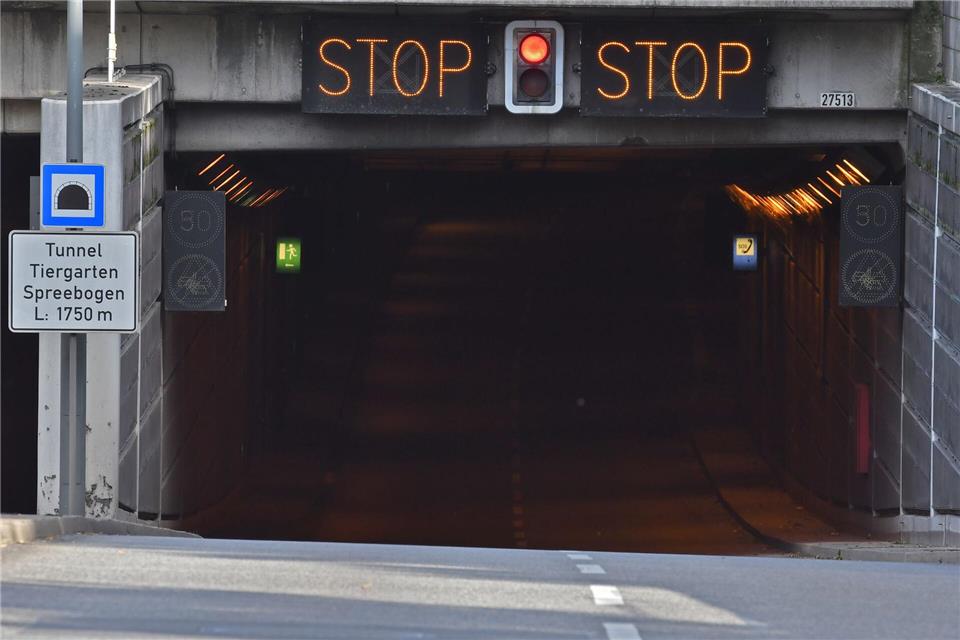Der Tunnel ist bis Freitag nachts aus Sicherheitsgründen gesperrt. (Archivbild) Paul Zinken/dpa