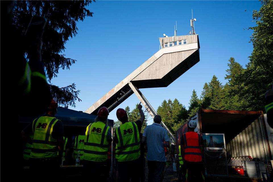 Abriss von Skischanzenturm in Brotterode gescheitert Der Turm der Inselsbergschanze Brotterode fiel wegen technischer Probleme nicht.Jacob Schröter/dpa