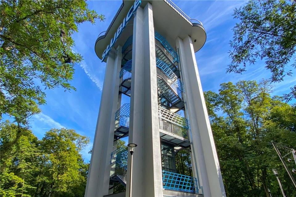 Der Turm ist 30 Meter hoch und hat zwei Aussichtsplattformen.Patrick Pleul/dpa