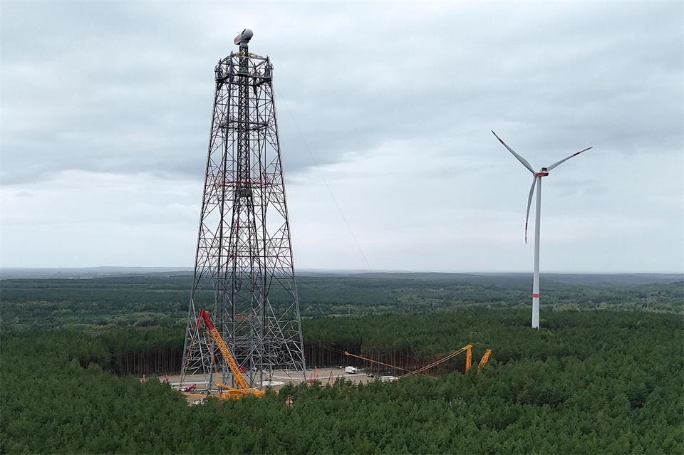 Der Turm soll kommende Woche weiter in die Höhe wachsen und am Ende mit 365 Metern das höchste Windrad der Welt darstellen. Michael Bahlo/dpa