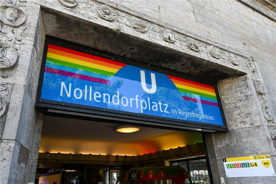 Der U-Bahnhof Nollendorfplatz ist jetzt „im Regenbogenkiez“. Jens Kalaene/dpa