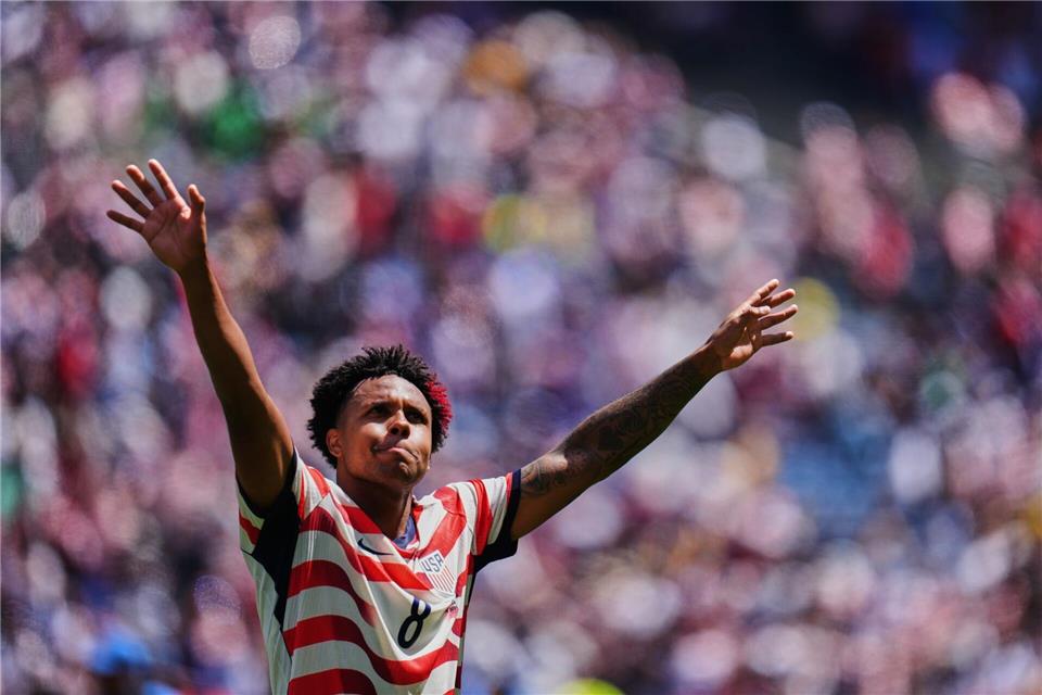 Der US-Amerikaner Weston McKennie jubelt nach dem Sieg seiner Mannschaft gegen Australien bei der Fußball-WM.Manu Fernandez/AP/dpa