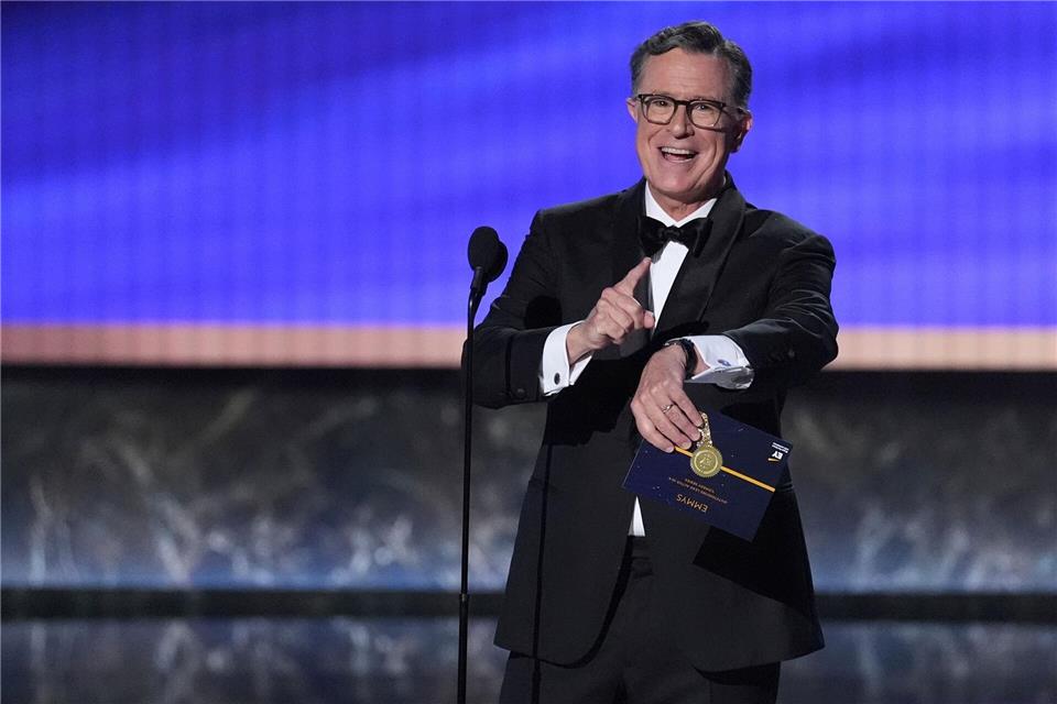 Der US-Comedian meldet sich nur 24 Stunden nach seinem Aus bei CBS mit Komik, Tragik und auch kleinen Spitzen aus einer Lokalshow zurück. Chris Pizzello/Invision/AP/dpa