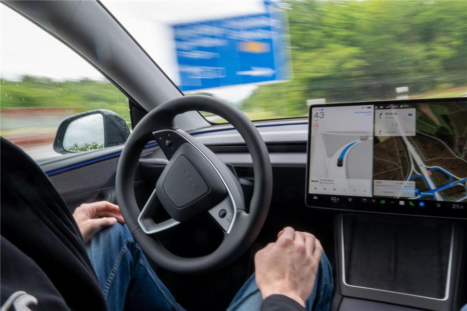 Der US-Elektroautobauer Tesla bemüht sich um die Zulassung von FSD in den europäischen Ländern (Archivbild)Harald Tittel/dpa