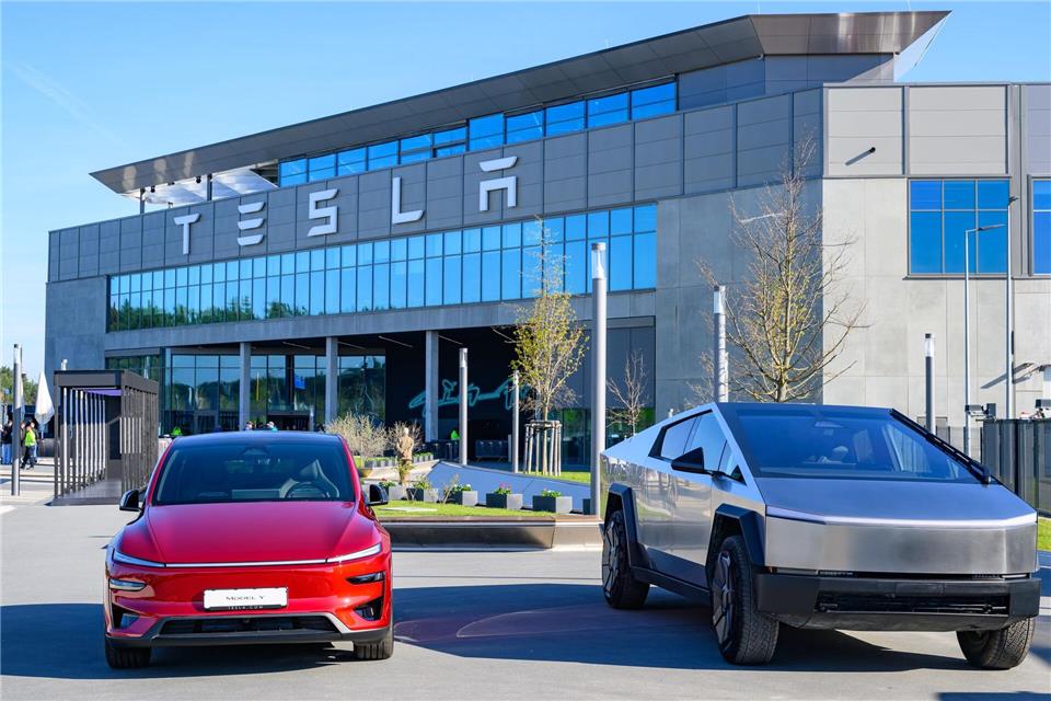 Der US-Elektroautobauer Tesla hat den Krankenstand in der Fabrik in Grünheide bei Berlin reduziert. (Archivbild)Patrick Pleul/dpa