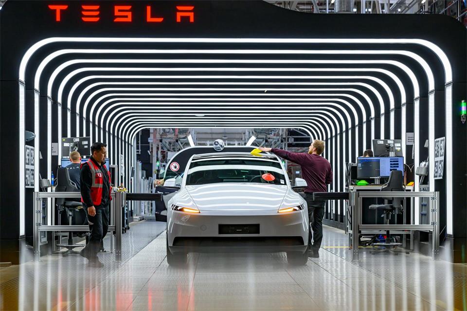 Der US-Elektroautobauer Tesla hat für das Werk in Grünheide seinen zweiten Umweltbericht vorgelegt. (Archivbild)Patrick Pleul/dpa