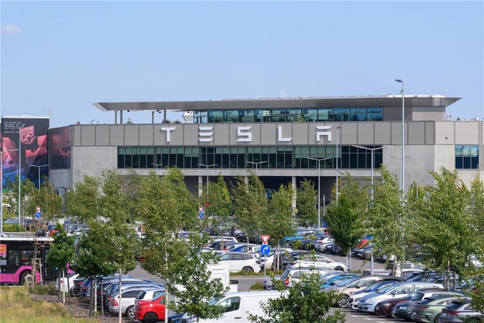 Der US-Elektroautobauer Tesla spricht von Arbeitsplatzsicherheit in der Fabrik in Grünheide (Archivbild).Patrick Pleul/dpa