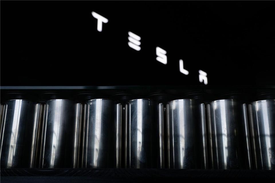 Der US-Elektroautobauer Tesla will Millionen für die Batteriezellfertigung in Grünheide investieren. (Archivbild) Sebastian Gollnow/dpa