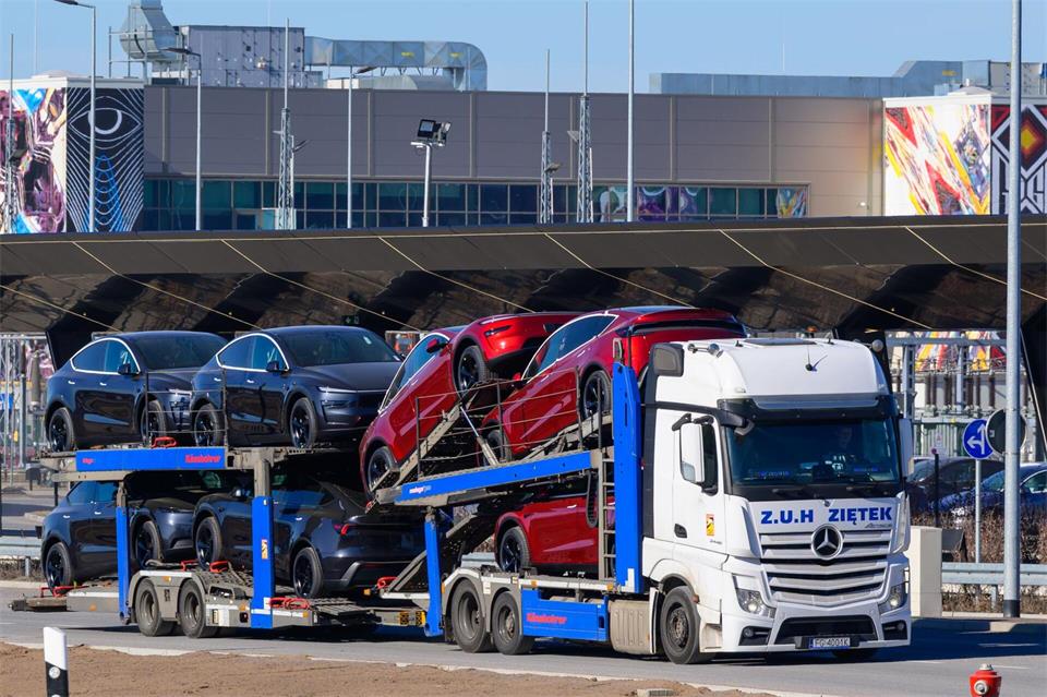 Der US-Elektroautobauer Tesla will den geplanten Ausbau des Werks in Grünheide in Angriff nehmen. (Archivbild) Patrick Pleul/dpa