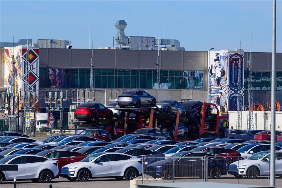 Der US-Elektroautobauer Tesla will die Produktion in Grünheide bei Berlin deutlich ausbauen. (Archivbild)Patrick Pleul/dpa