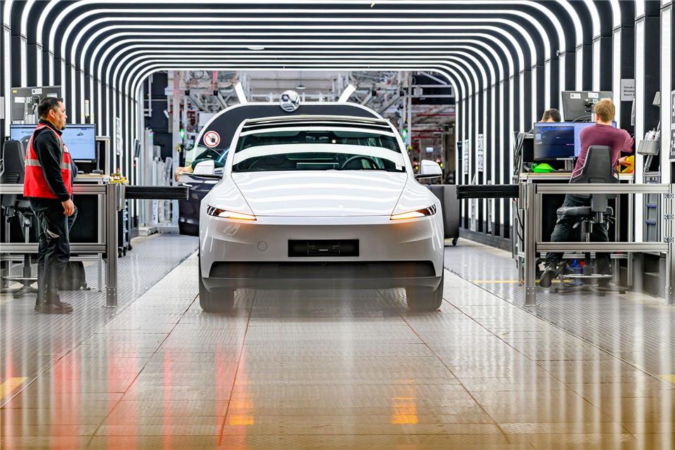Der US-Elektroautobauer Tesla will die Produktion in seinem Werk in Grünheide noch weiter ankurbeln. (Archivbild)Patrick Pleul/dpa