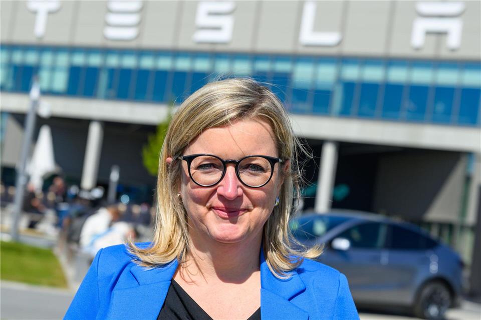 Der US-Elektroautobauer Tesla will die Zahl der Beschäftigten in seinem Werk in Grünheide aufstocken - das begrüßt Brandenburgs Wirtschaftsministerin Martina Klement.Patrick Pleul/dpa