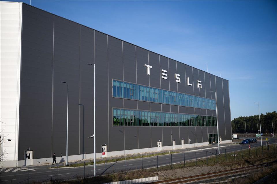 Der US-Elektroautobauer Tesla will mehr als 1.500 Mitarbeiter in Grünheide für die Batteriezellfertigung einstellen. (Archivbild)Sebastian Gollnow/dpa
