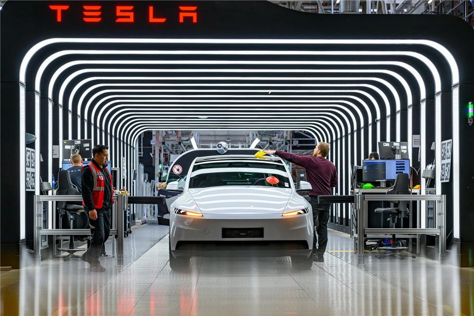 Der US-Elektroautohersteller Tesla hat im vergangenen Jahr in Grünheide in Brandenburg mehr Gewinn eingefahren, der Umsatz sank leicht. (Archivbild)Patrick Pleul/dpa